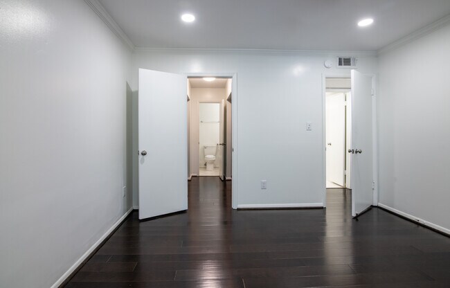 Building Photo - 1001 Woodland Vlg