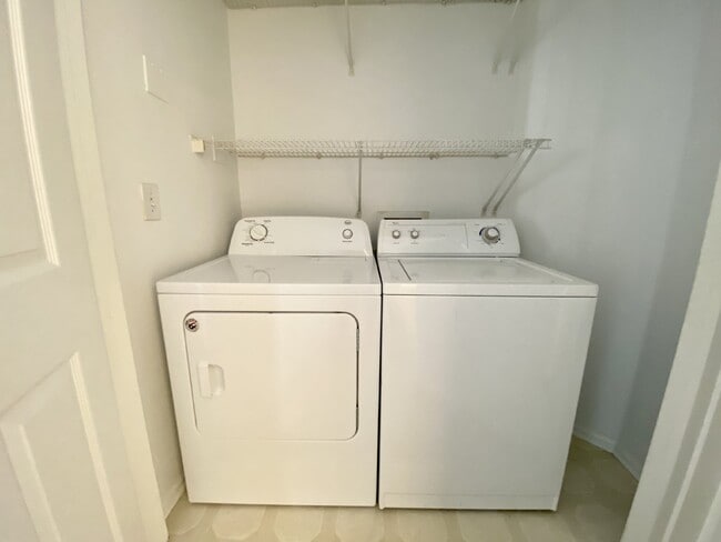 Building Photo - Spacious, One Bedroom Apartment W/ a Balcony!