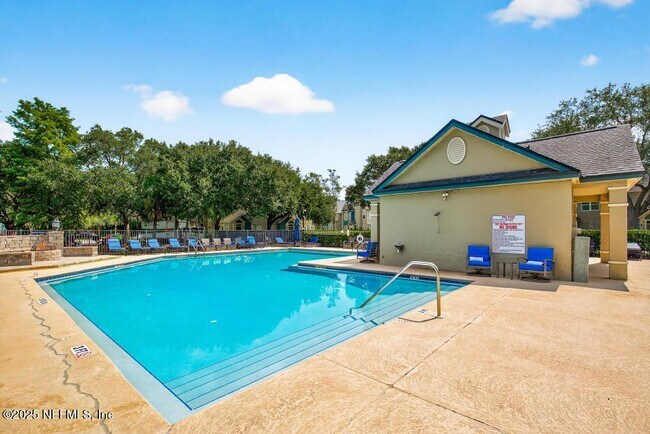 Building Photo - 13703 Richmond Park Dr N