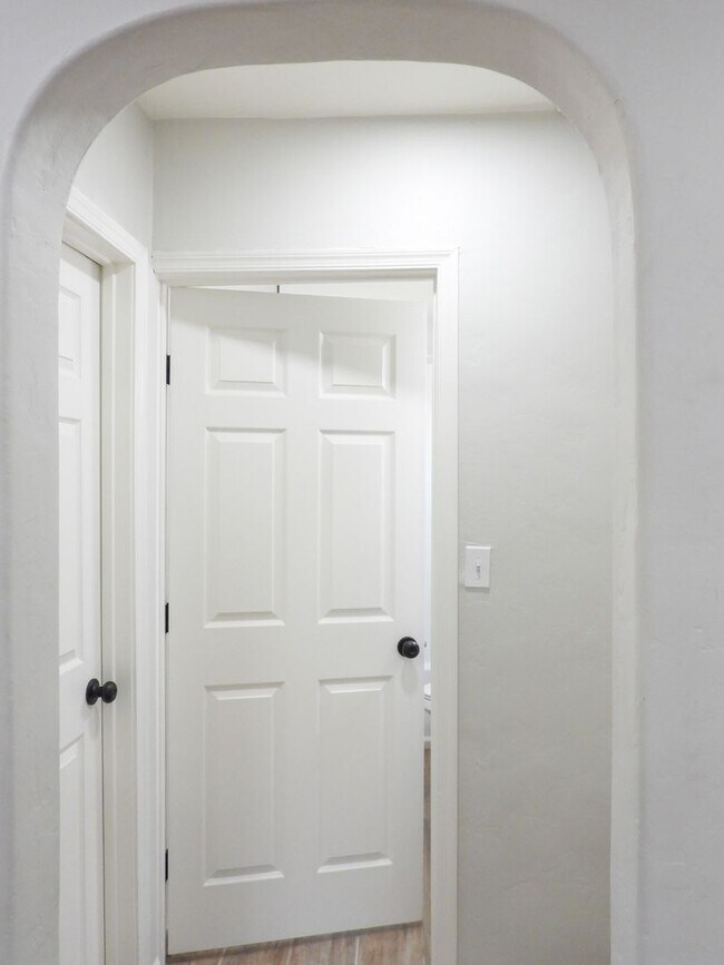 Building Photo - Close to Downtown 3 Bed 2 Bath with Fenced Backyard