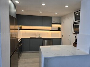 Building Photo - 500 Bayview Dr