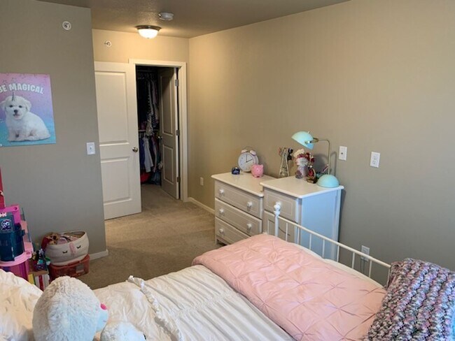 Building Photo - Spacious 3-Bedroom End-Unit Townhome for R...