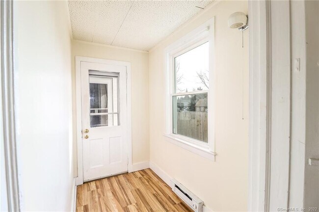 Building Photo - 24 Elm St