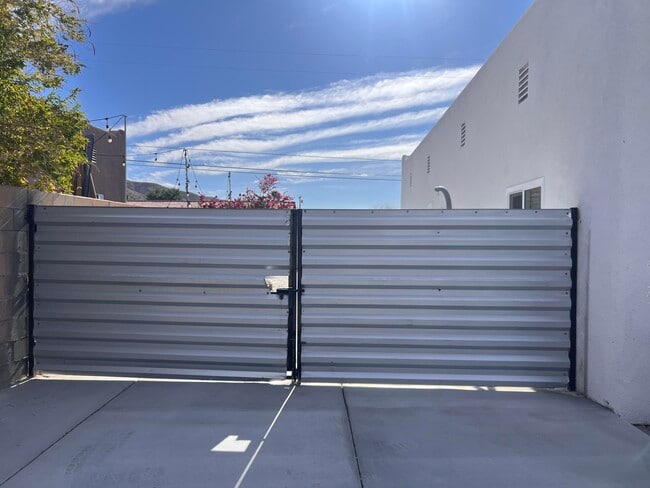 Building Photo - 9762 Palm Dr