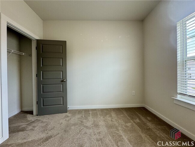 Building Photo - 681 Vincent Dr