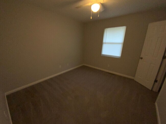 Building Photo - 4623-4623 W Bainbridge Dr