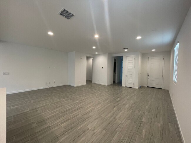 Building Photo - 9343 W Glenrosa Ave