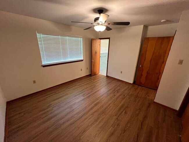 Building Photo - Baker's Historic Buffwood Subdivision, 3 bedroom, 2 bath home loaded with amenities