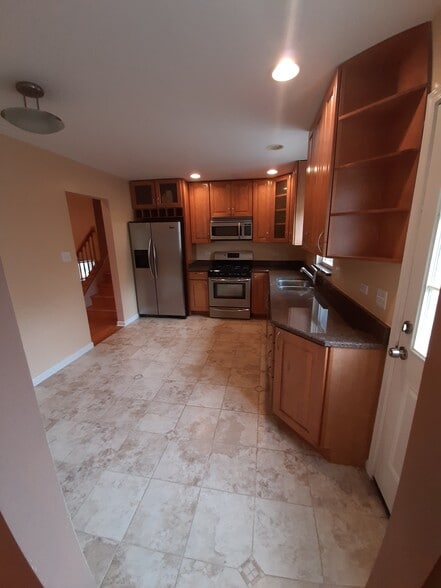 Kitchen - 240 Glenview Rd