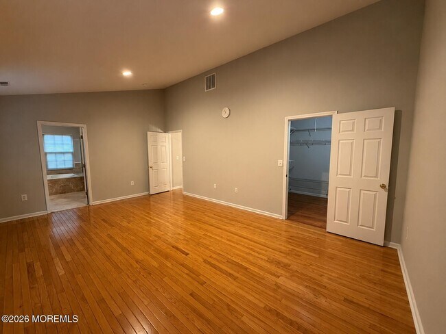 Building Photo - 222 Hidden Lake Dr