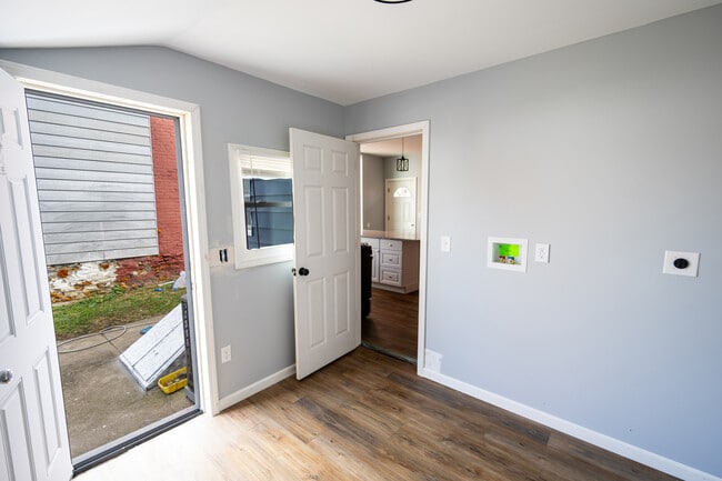 Building Photo - 411 Hodge St