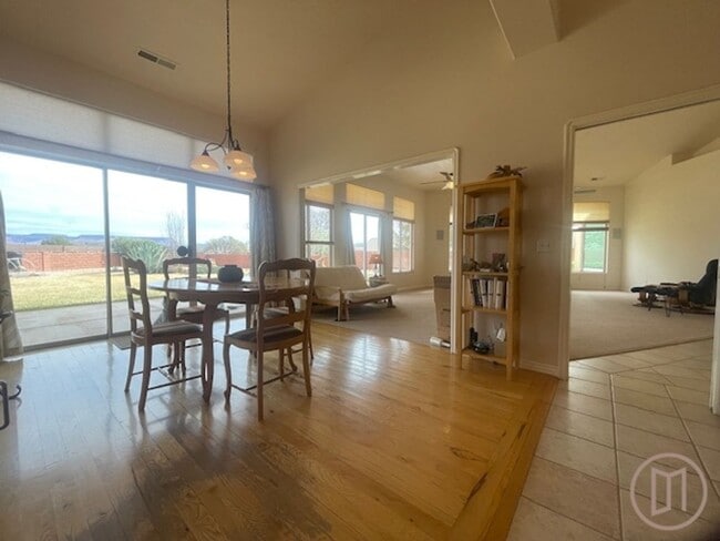 Building Photo - Sunny, spacious home in a prime cul-de-sac location!