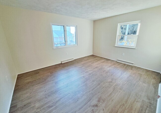 Building Photo - 3 Bed / 1-1/2 Bath Single Family Home w/ 2-Car Garage