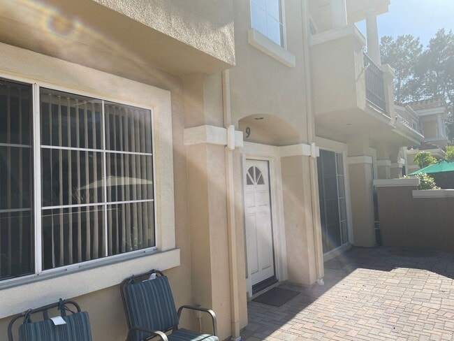 Building Photo - Spacious 3 Bedroom 2.5 Bathroom in Aliso Viejo