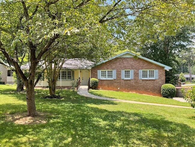 Building Photo - 680 Foxcroft Cir SE