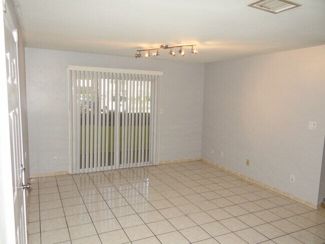 Building Photo - 1400 Gandy Blvd N