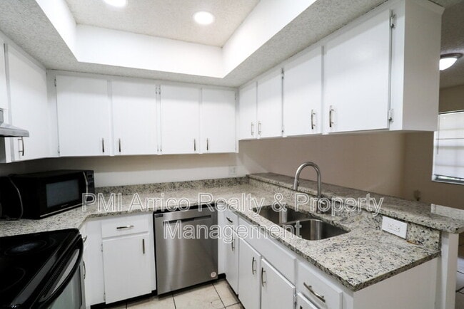 Building Photo - 3253 Bloomingdale Villas Ct