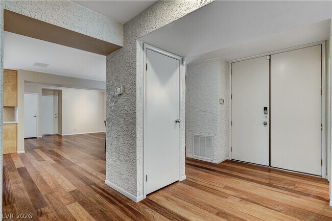 Building Photo - 3223 Pinehurst Dr