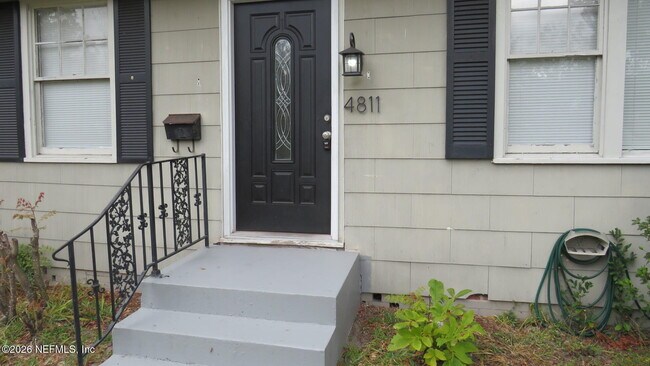 Building Photo - 4811 Sefa Cir N