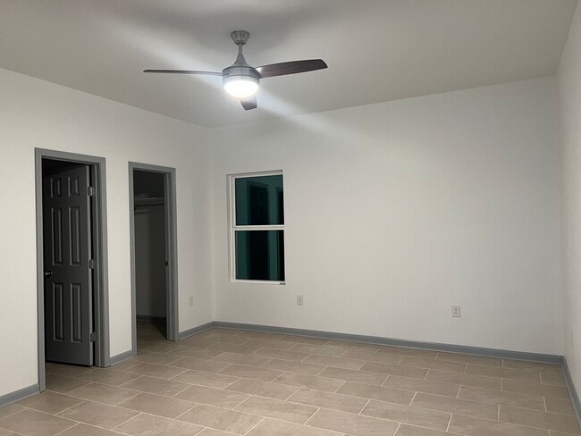 Building Photo - 5125 Oak Dr