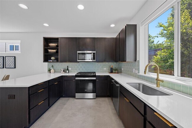 Building Photo - 1200 Sarabeth Way