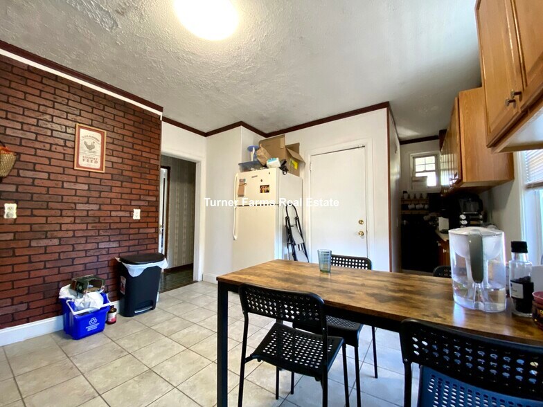 Building Photo - 205 Hillside St