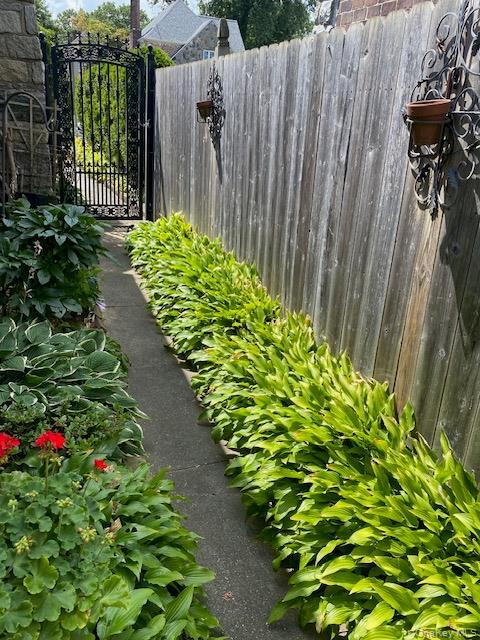 Building Photo - 84 Surrey Ln