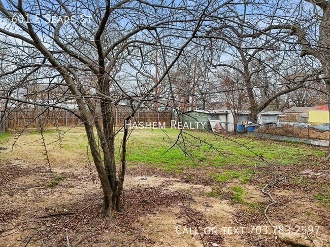 Building Photo - 601 E Sears St