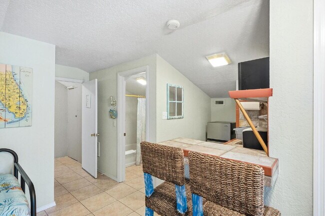 Building Photo - "Cozy & Efficient 1-Bedroom Retreat Steps ...