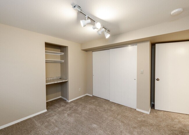 Building Photo - Stunning 5 Bedroom, 3.5 Bath Remodeled Hom...