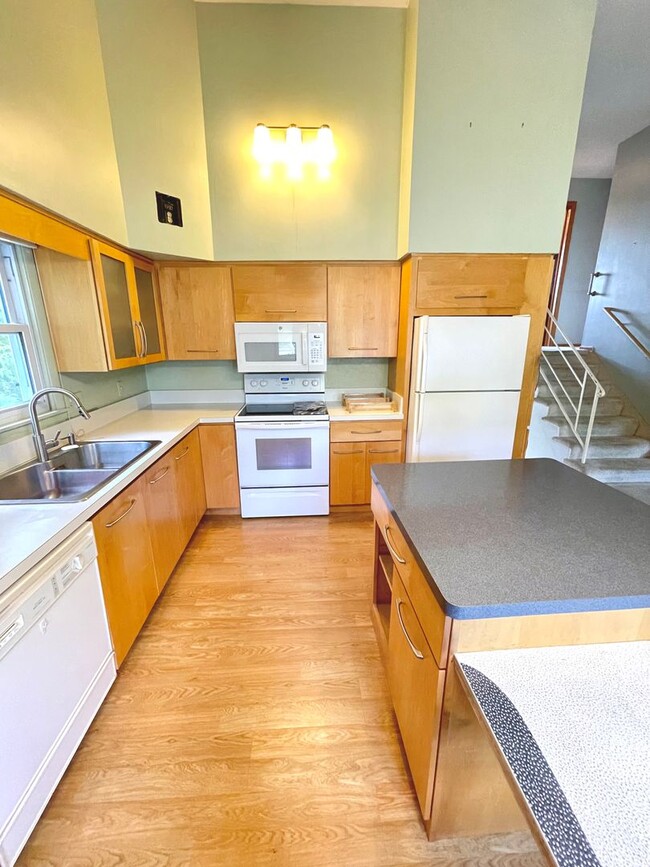 Building Photo - AVAILABLE AUGUST 18TH - Gorgeous 3 Bed 2 b...