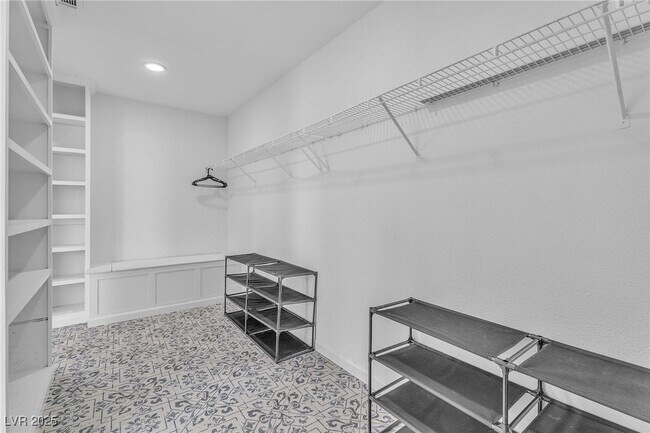 Building Photo - 9885 Shadycrest Ct