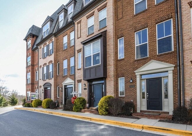 Building Photo - Modern 4 level townhouse available for imm...