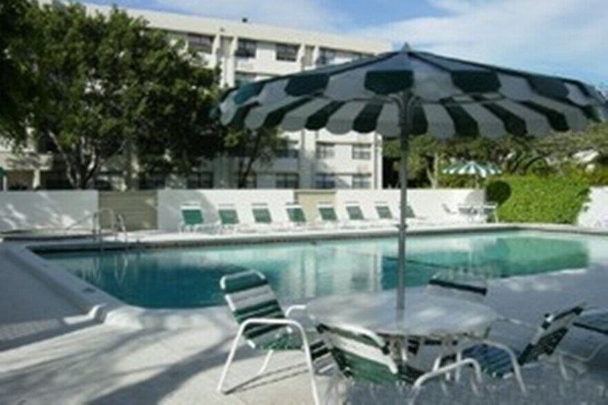 Building Photo - 2401 Riverside Dr