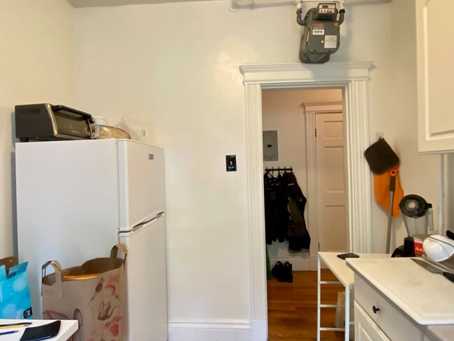 Building Photo - Nicely maintained, inexpensive studio in a...