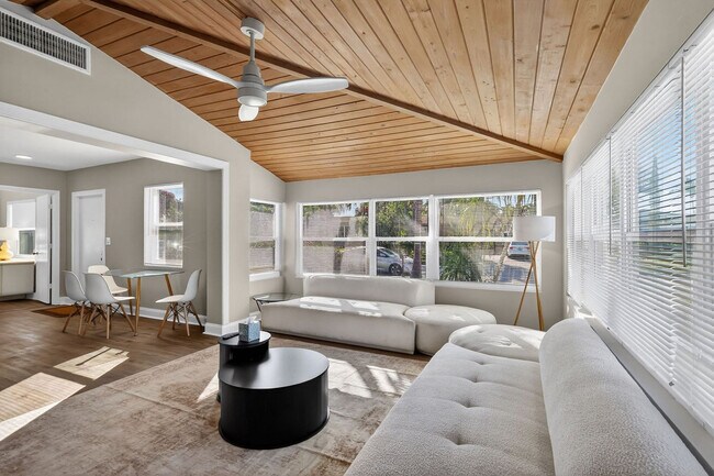 Building Photo - 823 Avenida Hermosa