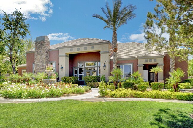 Building Photo - Charming 1 bedroom Condo with full size Ga...