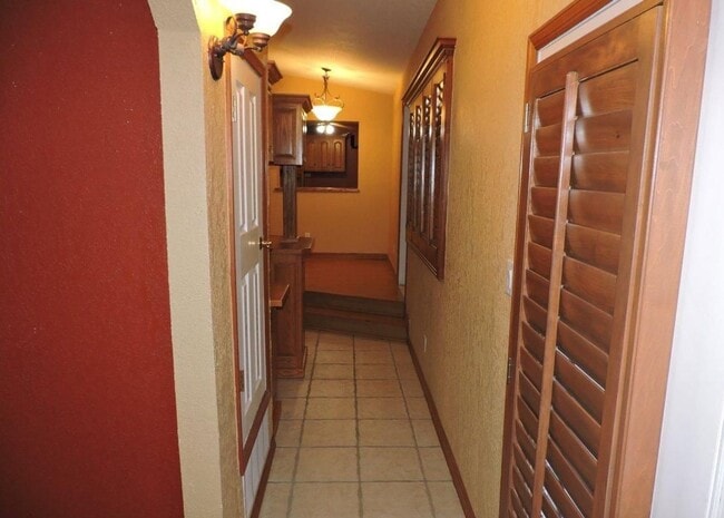 Building Photo - Spacious 3bed 2bath with Large Backyard!