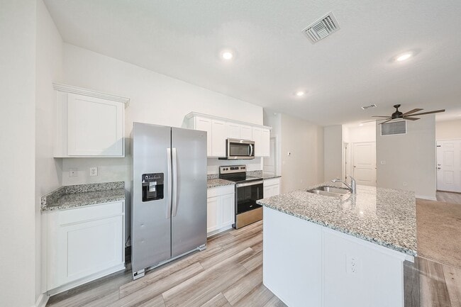 Building Photo - Beautiful Home 3/2/2 Home