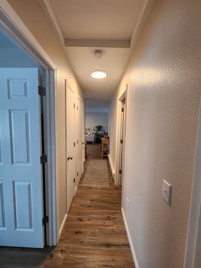 Building Photo - Immaculate 3 bedroom 2 bath split level ho...