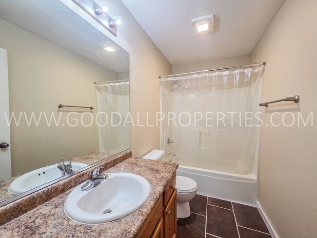 Building Photo - Beautiful 2BR Townhome in Ankeny – Great Location & Modern Features