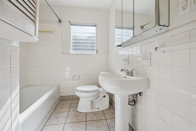 Building Photo - 1601 Park St