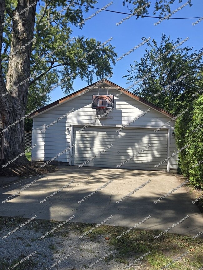 Building Photo - Two Bedroom Ranch