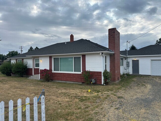 Building Photo - Large 4 Bedroom 2 Bath 1 Story Home with L...