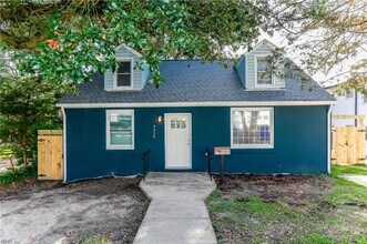 Building Photo - Charming Bungalow
