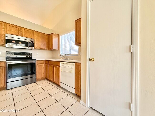 Building Photo - 2321 E Remington Pl