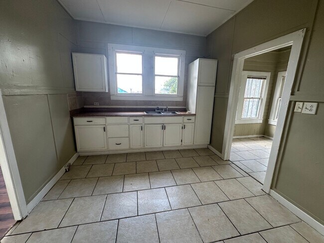 Building Photo - 3 bedroom, 1 bathroom Home NOW AVAILABLE!
