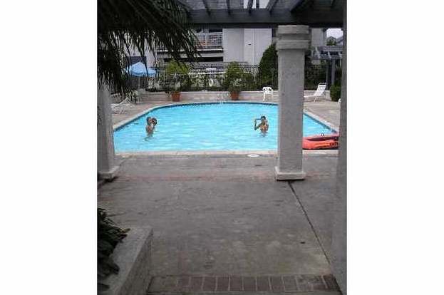 Building Photo - 520 Via De La Valle