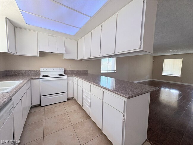 Building Photo - 4689 W Sand Creek Ave