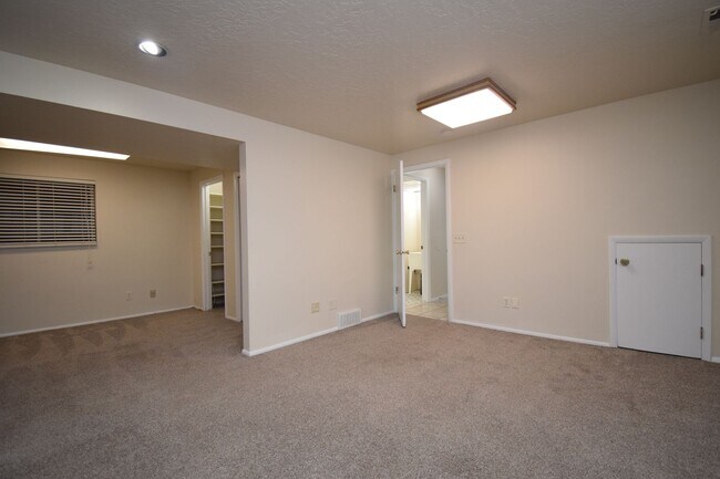 Building Photo - Bright 3 Bed in North Salt Lake – Near Parks, Trails, Shopping & Dining!!